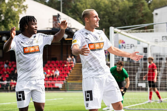 Häckens Ali Youssef jublar med Jeremy Agbonifo