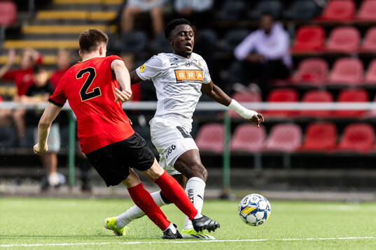 Brommapojkarnas Hlynur Freyr Karlsson och Häckens Zeidane