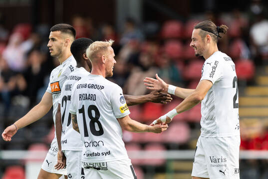 Häckens Amor Layouni jublar med Mikkel Rygaard Jensen efter 0-3