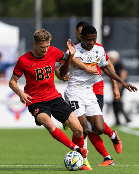 Brommapojkarnas Ludvig Fritzson och Häckens Akoua Romeo