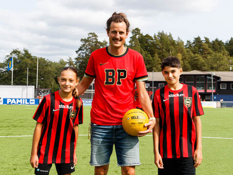 Ungdomsspelarna Melina Malik Papadopolou och Leonel Astaneh tillsammans med Olof Guterstam efter en symbolisk avspark med jubileumsboll för att fira Allsvenskan 100 år