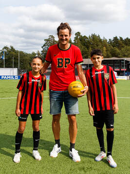 Ungdomsspelarna Melina Malik Papadopolou och Leonel Astaneh tillsammans med Olof Guterstam efter en symbolisk avspark med jubileumsboll för att fira Allsvenskan 100 år