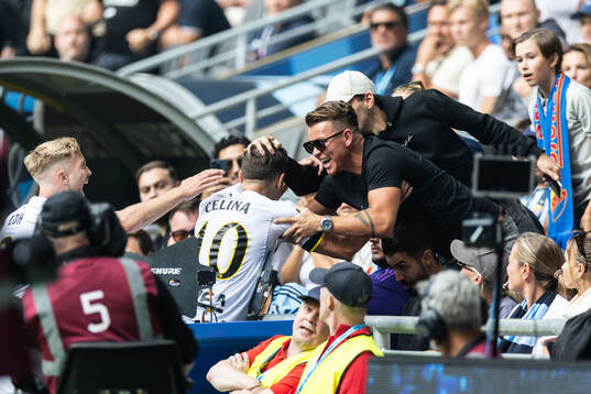 AIKs Bersant Celina jublar med supportrar