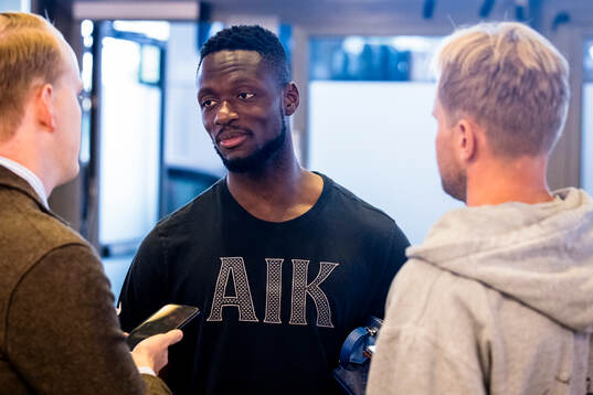 AIKs målvakt Ismael Diawara intervjuas av media