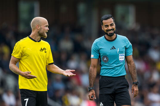 Mjällbys Viktor Gustafson och Domare Mohammed Al-Hakim