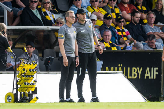 Mjällbys assisterande tränare Christofer Augustsson och assisterande tränare Karl Marius Aksum