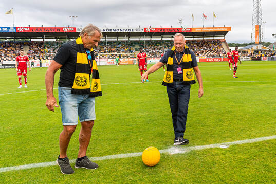 Symbolisk avspark av Sven-Bertil Andersson och Bosse Andersson med en jubileumsboll från SEF för att fira Allsvenskan 100 år