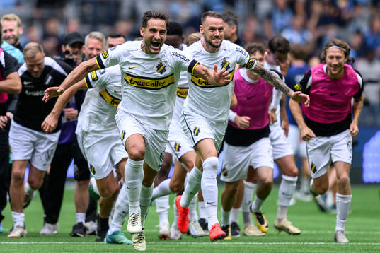 AIKs Sotirios Papagiannopoulos och Alexander Milosevic jublar