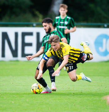 IFK Hässleholms Jussi Tikkanen tacklas omkull i matchen i div 2 mellan Högaborgs BK och IFK Hässleholm i Helsingborg 18 augusti 2024.