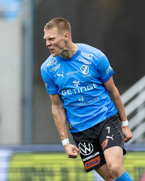 Halmstads Birnir Ingason jublar efter reducering till 2-1 på straff