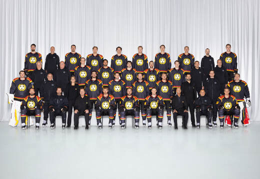  Jack Kopacka, Johan Holmström Fystränare, Miks Indrasis, Theo Lindstein, Axel Andersson, Anton Ohlsson, Linus Lindblom, Oskar Lindblom, Kent Larsson Medicinsk samordnare, Kasper Larsen. 3:e ledet från vänster: Lars Dahlberg Tandläkare, Per-Åke Bäckman Materialförvaltare, Hugo Lejon, Tyler Vesel, Bobby Trivigno, Jordan Schroeder, Anton Johannesson, Adam Lööf Materialförvaltare, Pär Thures Fysio. 2:a ledet från vänster: Erik Källgren, Anders Carlsson Tränare, Erika Grahm Sportchef, Charle-Édouard D’Astous, Christian Djoos, Greg Scott, Johannes Kinnvall, Johan Alcén Sportchef, Anthon Hansson Målvaktstränare/Videocoach, Ludvig Persson. Sittande från vänster: Simon Bertilsson, Ove Molin Tränare, Conny Jonsson Ordförande, Anton Rödin, Johan Larsson, Linus Ölund, Håkan Svedman Klubbdirektör, Niklas Gällstedt Tränare, Jakob Silfverberg.