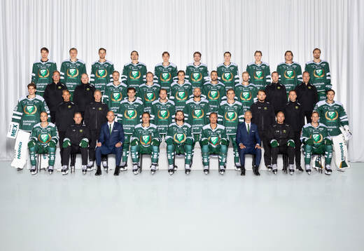  Adam Ollas Matsson, Jaclk Berglund, Marcus Westfält, David Tomàšek, Noel Fransén, Marian Studenič, Lucas Forsell, Stian Solberg, Jeremy Groleau, August Tornberg. 3:e ledet från vänster: Lagledare Joakim Andersson, Materialförvaltare Anton Arvidsson, Joel Kellman, Oskar Steen, Joel Nyström, Jonathan Andersson, Axel Bergkvist, Naprapat Oskar Strandlund, Materialförvaltare Arto Mäntymäki. 2:a ledet från vänster: Damian Clara, Skjukgymnast Mattias Hell, Assisterande tränare Johan Hedberg, Viktor Lodin, Emil Alba, Henrik Björklund, Alexander Ljungkrantz, målvaktstränare Maciej Szwoch, Fystränare Richard Kalenius, Max Lagacé. Sittande från vänster: Michael Lindqvist, Assisterande tränare Thomas Rhodin, Assisterande sportdirektör Erik Wilderoth, Joakim Nygård, Linus Johansson, Magnus Nygren, Sportdirektör Rickard Wallin, Huvudtränare Tomas Mitell, Per Åslund. Editors note: Bilden är retuscherad.
