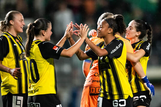 Häckens Hanna Wijk och Felicia Schröder jublar