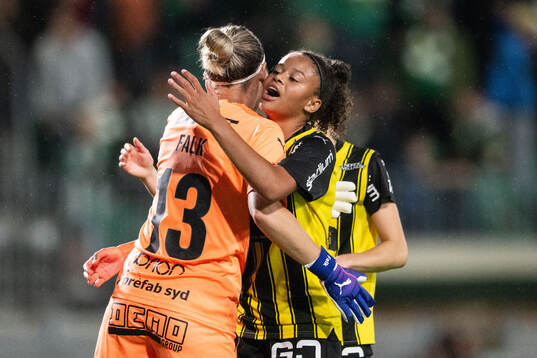 Häckens målvakt Jennifer Falk och Felicia Schröder jublar