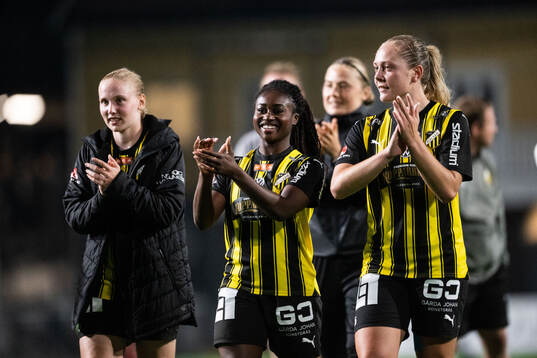 Häckens Johanna Fossdalsá Sørensen, Monica Jusu Bah och Alice Bergström jublar