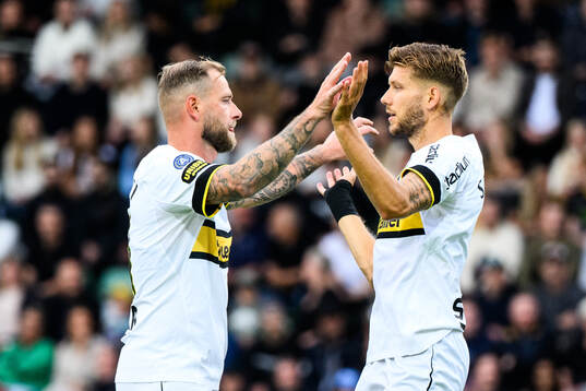 AIKs John Guidetti och Anton Salétros jublar efter 0-1