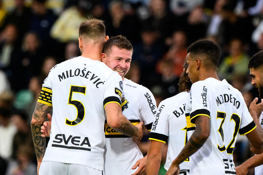 AIKs Mads Døhr Thychosen jublar med lagkamrater