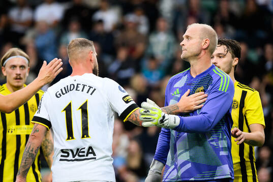 AIKs John Guidetti och Kubikenborgs målvakt Cristofer