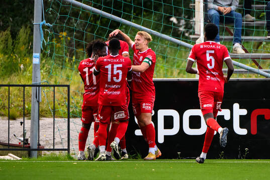 Piteås Jonathan Lundbäck jublar med lagkamrater