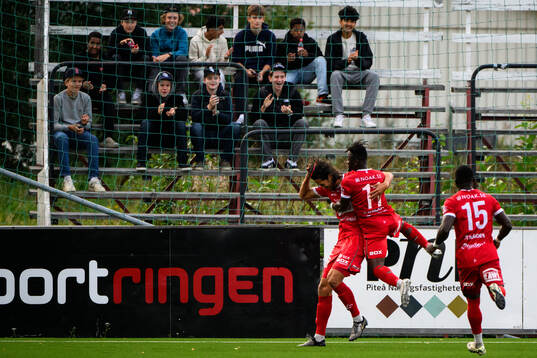 Piteås Jonathan Lundbäck jublar med lagkamrater