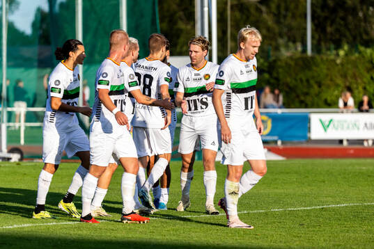 GAIS Lucas Hedlund har gjort 2-3 och jublar