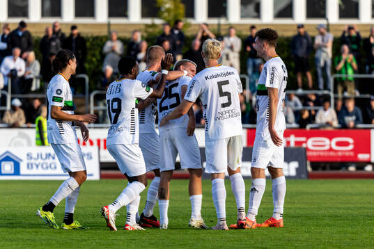 GAIS Jonas Lindberg har gjort 2-4 och jublar