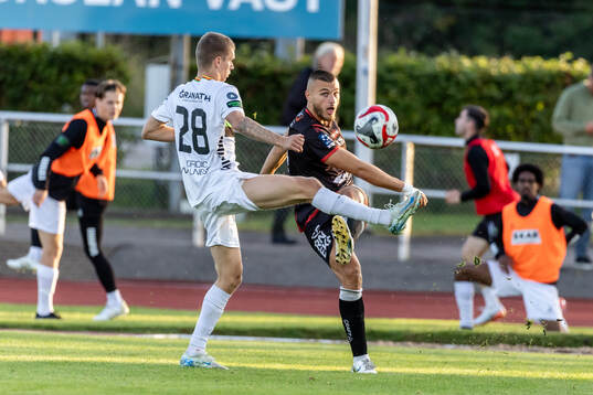 GAIS Lucas Hedlund och Trollhättans Milos Andelkovic
