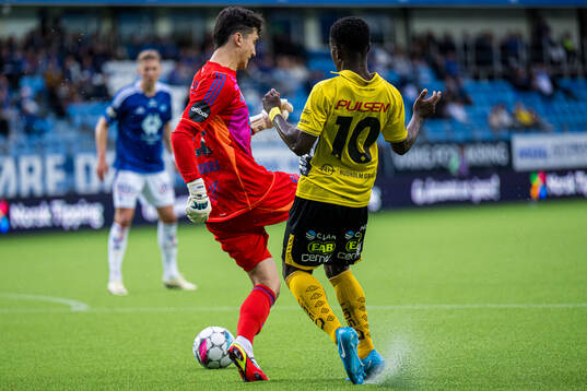 Albert Posiadala of Molde and Michael Baidoo of Elfsborg