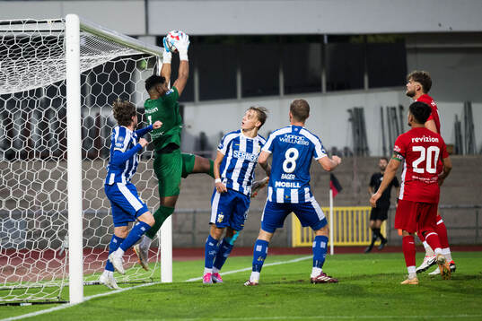 Ariana FCs målvakt Ovays Azizi och IFK Göteborgs Linus Carlstrand