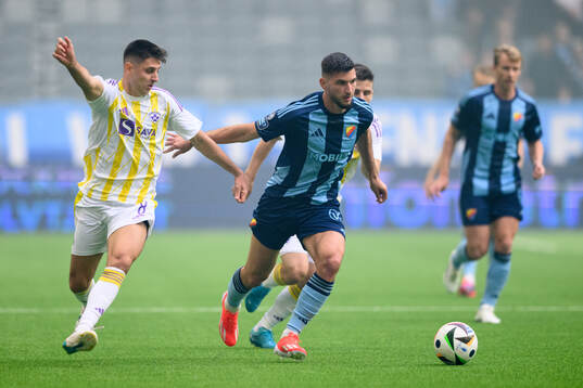 Marko Božic of Maribor and Besard Sabovic of Djurgården