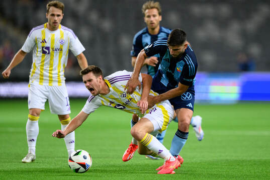 Lan Vidmar of Maribor and Besard Sabovic of Djurgården