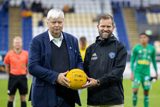 Ola Ryden, SEF, lämnar över en jubileumsboll till