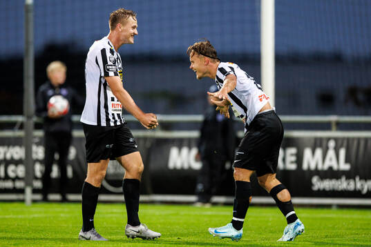 Landskronas Jesper Strid jublar med Vincent Sundberg efter 0-2
