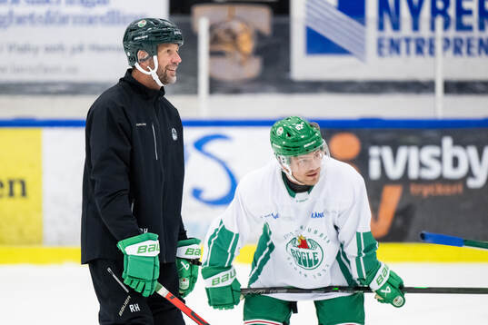 Tränare Roger Hansson och Leon Bristedt