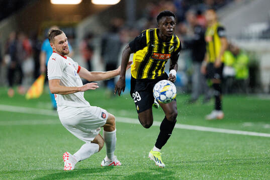 Marnon Busch of Heidenheim and Zeidane Inoussa of Häcken