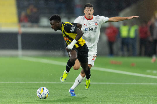 Zeidane Inoussa of Häcken and Luca Kerber of Heidenheim
