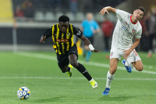 Zeidane Inoussa of Häcken and Luca Kerber of Heidenheim