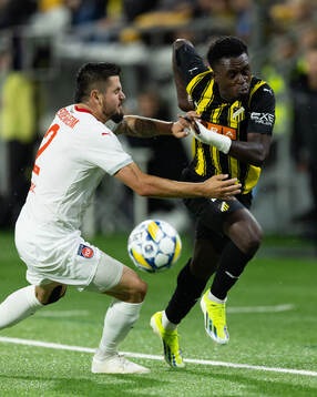 Marnon Busch of Heidenheim and Zeidane Inoussa of Häcken