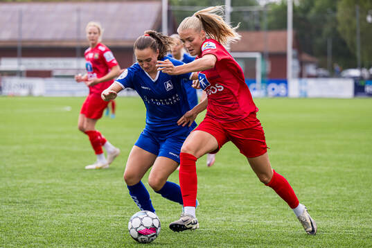 Selma Løvås of Åsane and Oline Brekke Fuglem of Røa