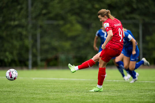 Julie Elise Hoff Klæboe of Røa scores the 1-0 goal on a penalty kick