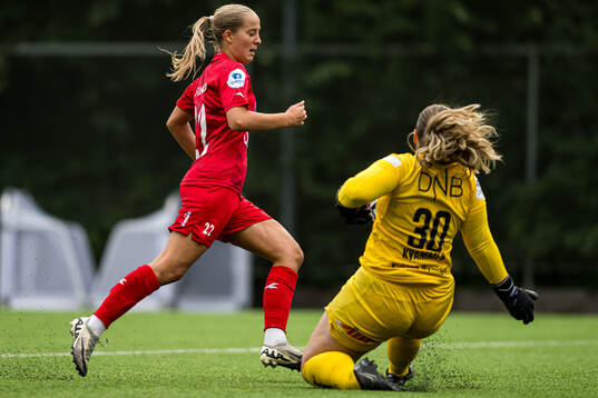 Mina Bell Folland of Røa missing a chance to score