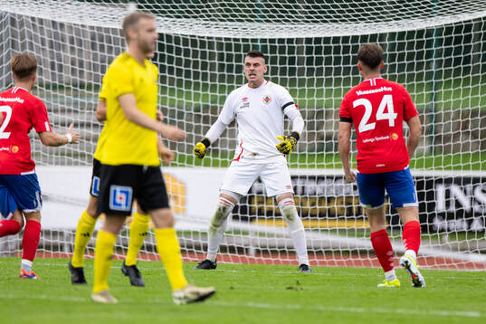 Varbergs målvakt Sebastian Ekholm jublar efter att ha räddat en straff