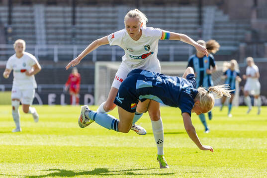 Växjö DFFs Emma Pennsäter och Djurgårdens Stinalisa