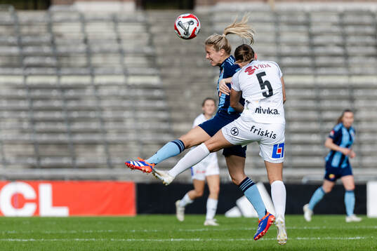 Djurgårdens Mimmi Larsson och Växjö DFFs Emma Holmqvist