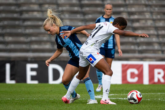 Djurgårdens Tove Almqvist och Växjö DFFs Eva Dessislava