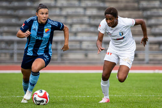 Djurgårdens Alexsandra Lobanova och Växjö DFFs Eva