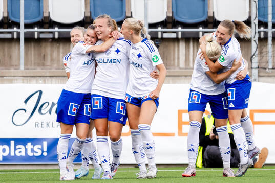 IFK Norrköpings My Cato och Sara Kanutte Fornes jublar efter 1-1