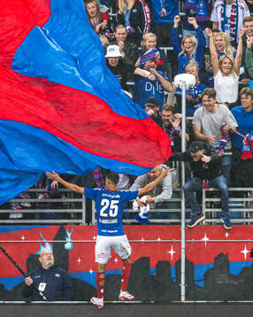 Jones El-Abdellaoui of Vålerenga celebrates after scoring the 4-2 goal