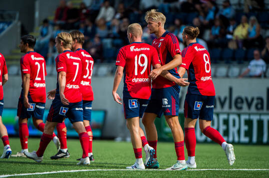 Östers Adam Bergmark Wiberg och Mattis Adolfsson jublar efter 0-1