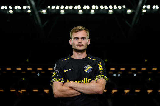 Oscar Uddenäs poserar för ett porträtt i samband med att han presenterats som ett nyförvärv för AIK den 25 augusti 2024 i Stockholm. 